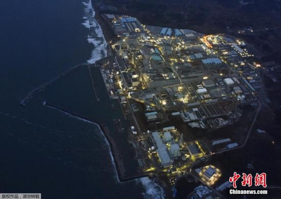 　　当地时间2016年3月10日，“3-11”大地震5周年纪念日的前一天，福岛第一核电站在黄昏中停运亮灯的场景。