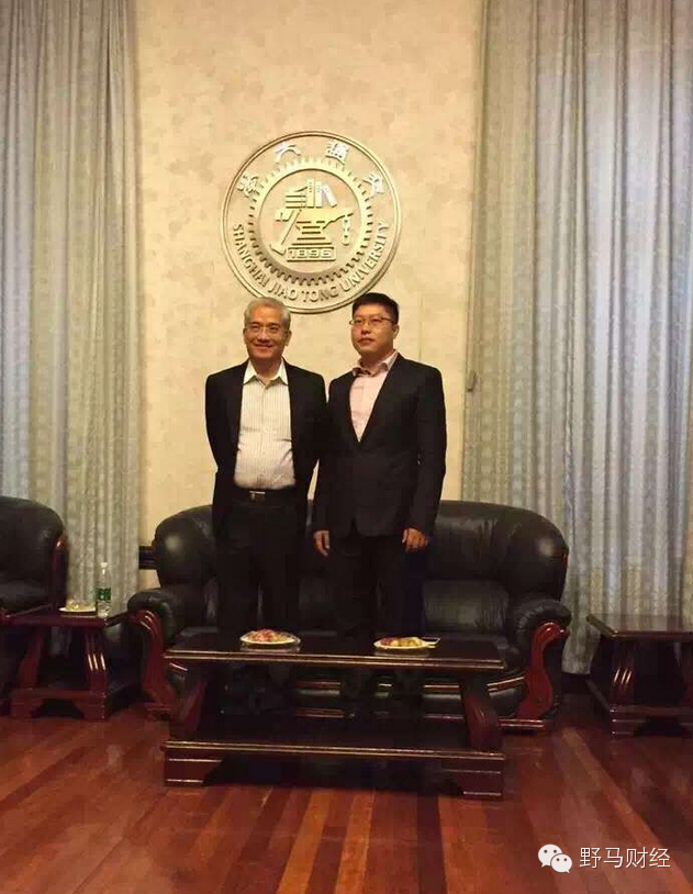 （图注：知名学者郎咸平与上海快鹿集团典当业务板块新盛典当董事长汪国锋合影）