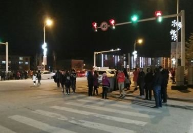 地震后，当地居民聚集在室外道路上。