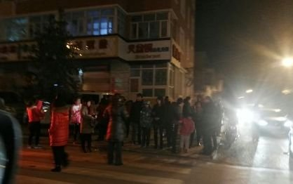 地震后，居民聚集在楼下空地。