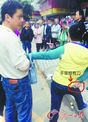 小珊母亲在校门口持刀威胁。