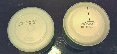 　　消费者李女士将从洋码头买到的面霜（右）与自己此前买到的（左）相对比，前者外包装印刷颜色较浅，底部产品编码规格也不同，她据此认为买到了假货 来源：法制晚报