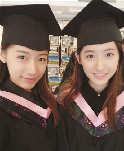 姐妹俩小时候就拍了“学士服”照片，长大后果然梦想成真。
