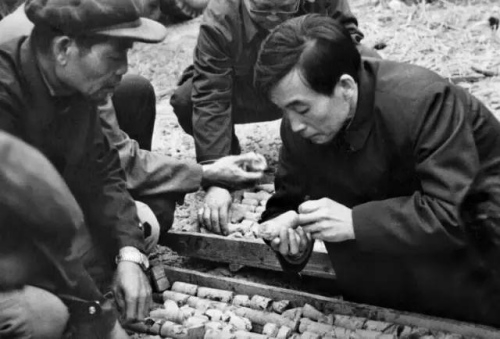 1985年3月，在湖南柿竹园矿区考察时观察岩芯。图据地质出版社