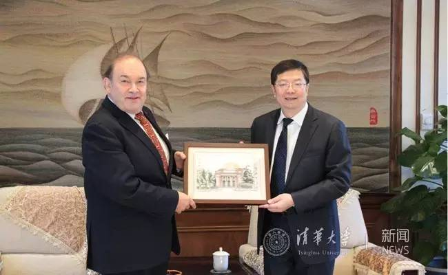 清华校长向奥利弗（左）赠送纪念品