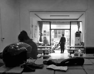 商户“杨铭宇黄焖鸡米饭（大中店）”的大堂照与“口口香（蒲黄榆店）”雷同。