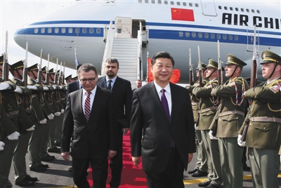 28日，国家主席习近平乘专机抵达布拉格，开始对捷克共和国进行国事访问。 新华社记者 兰红光 摄