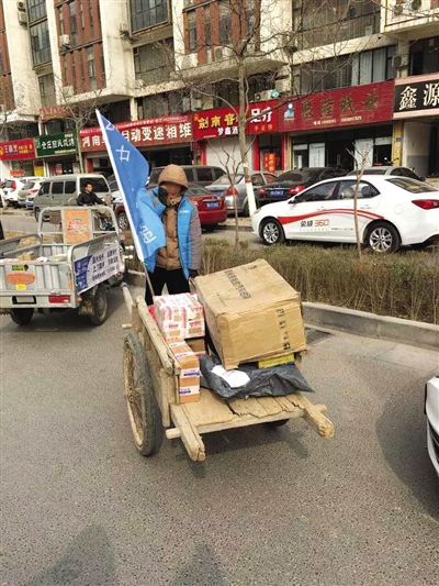 3月10日，河南省郑州市，因电动三轮车禁行，部分快递使用板车运送货物。图/CFP