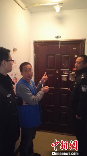 一嫌犯指认衡水传销窝点。 衡水市桃城警方提供 摄