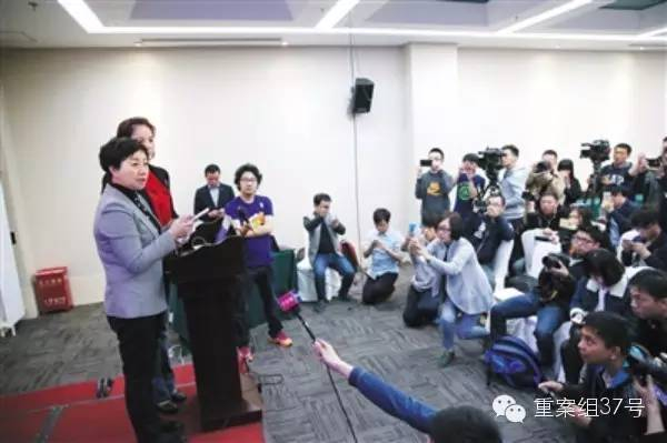 和颐品牌北方城区总经理刘红妮（左一）等在事发酒店就女子遇袭进行说明。