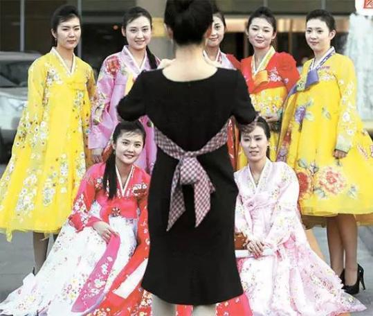 鲜驻华大使馆附近的餐厅内朝鲜女服务员们的团体照片。