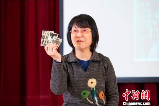 松岗环手握日军老兵的照片 史维会 摄