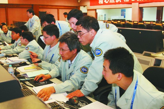 资料图：科技人员在执行“神舟八号”任务。