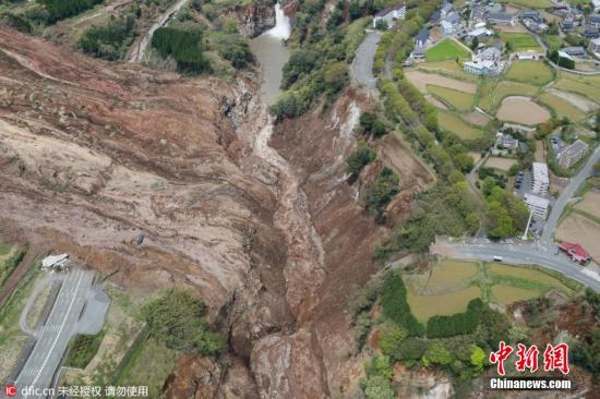 　　4月16日，日本九州熊本县南阿苏，地震引发山体滑坡和阿苏大桥崩塌成为救援阻碍。图片来源：东方IC 版权作品 请勿转载