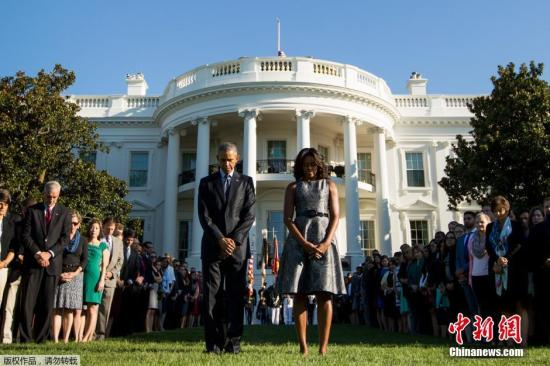 　　当地时间2015年9月11日，美国总统奥巴马和第一夫人米歇尔在白宫的草坪上默哀片刻，纪念“911”恐怖袭击14周年。