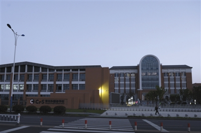 　　昨日，常州外国语学校。该校日前被曝出建在污染地块旁，近500名学生身体异常。 新京报记者 王嘉宁 摄