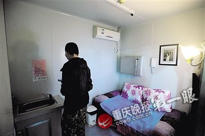 取精室内灯光昏暗，有一张床和一台电视机。