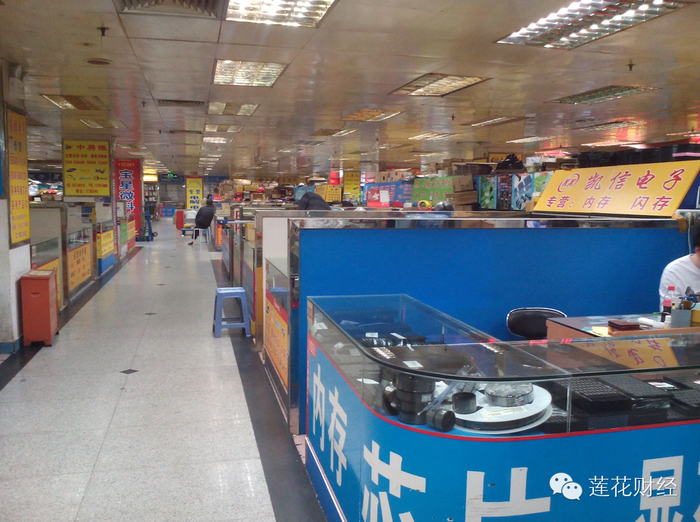 （华强电子世界1号店2楼，平日里生意冷清，顾客稀少）