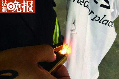 ▲大约用10秒钟，电弧打火机就能点燃布料