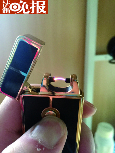 ▲这种打火机在打开开关后会出现电弧