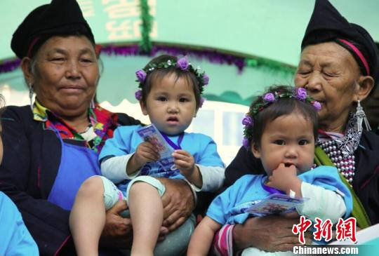 　　5月2日，第十二届墨江国际双胞胎节活动期间，来自世界各地的上千对双胞胎乘坐花车巡游墨江县城。图为哈尼族三胞胎参加花车游行。 王剑 摄