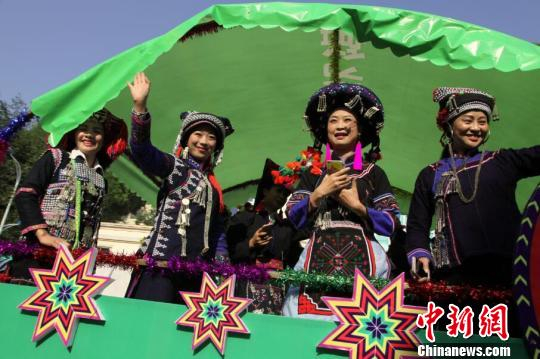 5月2日，第十二届墨江国际双胞胎节活动期间，乘坐花车巡游的美丽哈尼族女子十分吸晴。 王剑 摄