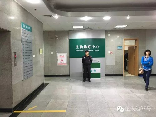 ▲5月2日，武警北京市第二医院生物诊疗中心停诊，仅一名保安留守。 新京报记者 王嘉宁 摄