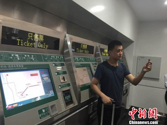 长沙磁浮首位购票乘客余文韬表示，如此“高大上”的交通工具走进自己所在城市，既带来了便利，更有幸福感。 傅煜 摄