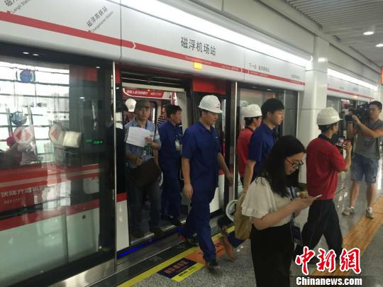 建设者体验首发列车。 徐志雄 摄