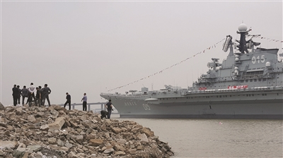 昨天人们在江堤上近距离围观“明思克”号。郭小川 摄