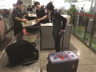 肺源在机场通过绿色通道快速安检。医院供图