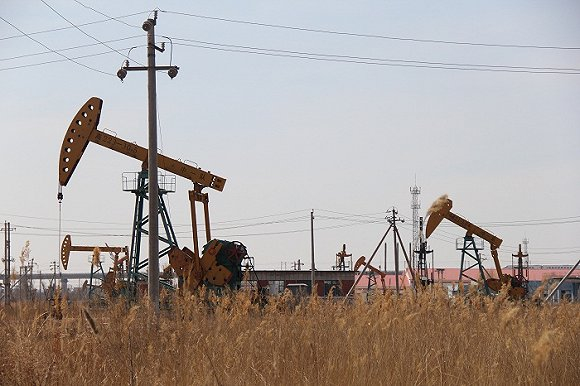 隐于山野之中的“磕头机”。摄影：邓雅蔓