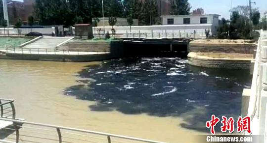 淡黄色的河面很快变成了污色。（视频截图） 视频截图 摄