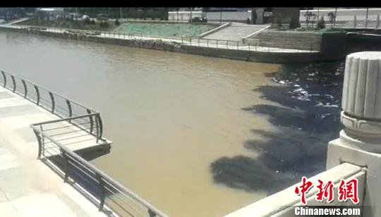 污水从桥下弥漫出来。（视频截图） 视频截图 摄