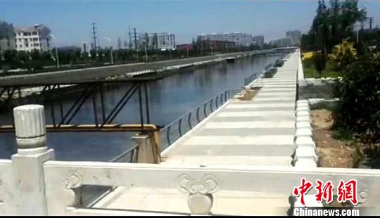 淡黄色的河面很快变成了污色。（视频截图） 视频截图 摄