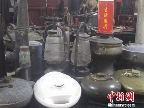 阿龙的博物馆内陈设的一些老物件生活用具