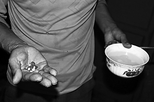 虽然确诊没得艾滋病，但杨守法现在需要吃一系列的药来治疗自己的其他疾病。