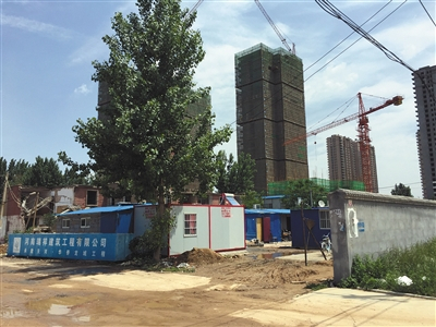 5月15日，相邻的下坡杨村拆迁5年后还未回迁，村民在原址建起板房居住。