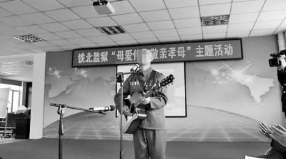 今年母亲节，李镐哲怀抱吉他为父母唱歌
