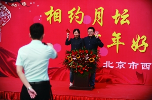 　　昨日，在遛早老人们的祝福声中，小刘夫妇幸福地领取了结婚证书，宣告“我们结婚了”。首席摄影记者 蔡代征/摄