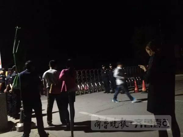 5月17日凌晨一点，许多家长等在广饶一中校门口。图｜齐鲁晚报