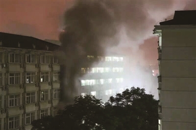 火灾现场。报料人供图