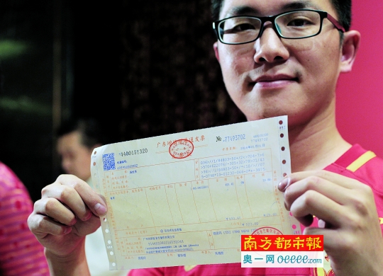 　　5月1日零点刚过，广州炳胜酒家珠江新城店，全面扩围后的广东首张营业税改增值税发票出炉。 南日供图