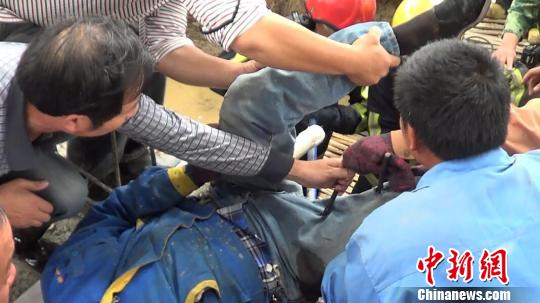 图为：消防官兵赶赴现场救援。 何蒋勇 摄