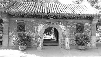 龙泉寺的山门