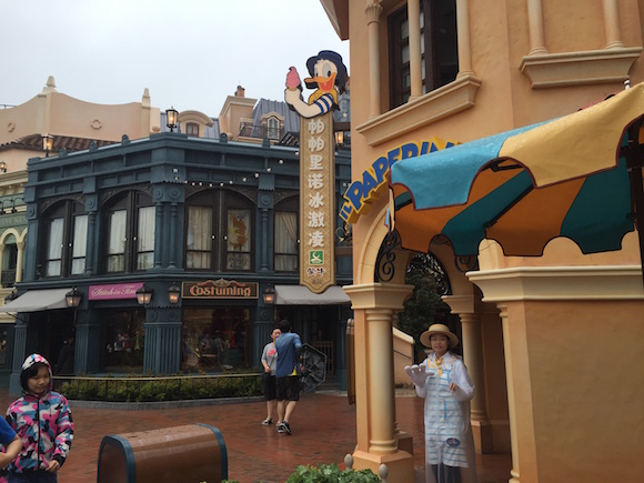 由蒙牛呈现的“帕帕里诺冰激凌店”的老板是唐老鸭，在这里有热门的唐老鸭形状的华夫饼。