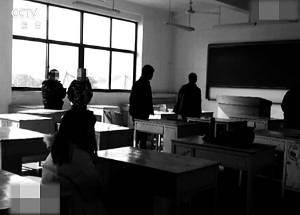 高校老师刘某某帮忙组织人员解答试题