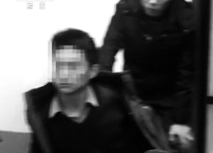 王某某用无线电在酒店中发送答案被抓