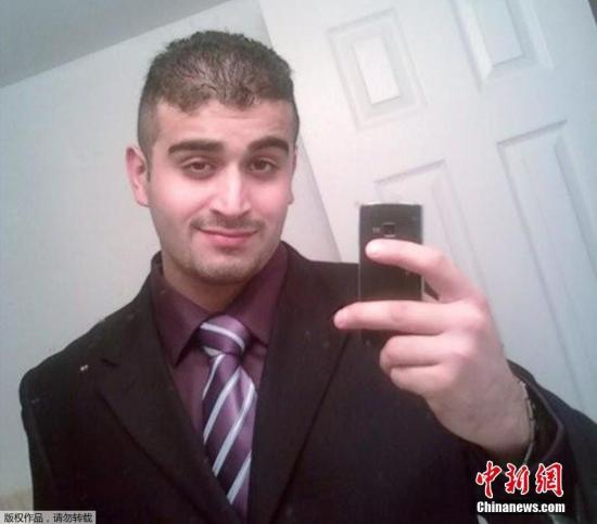 　　美国哥伦比亚广播公司12日援引一名匿名执法部门官员的消息称，这名枪手名叫奥马尔·马丁(OmarMateen)，家住佛罗里达州圣露西港。此人是美国公民，他的父母是来自阿富汗的移民。图为嫌疑人在社交媒体上发布的自拍照。