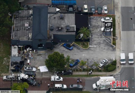 　　6月13日消息，美国佛罗里达州奥兰多市当地时间6月12日凌晨发生一起枪击事件，造成50人遇难，53人受伤。图为枪击案现场。